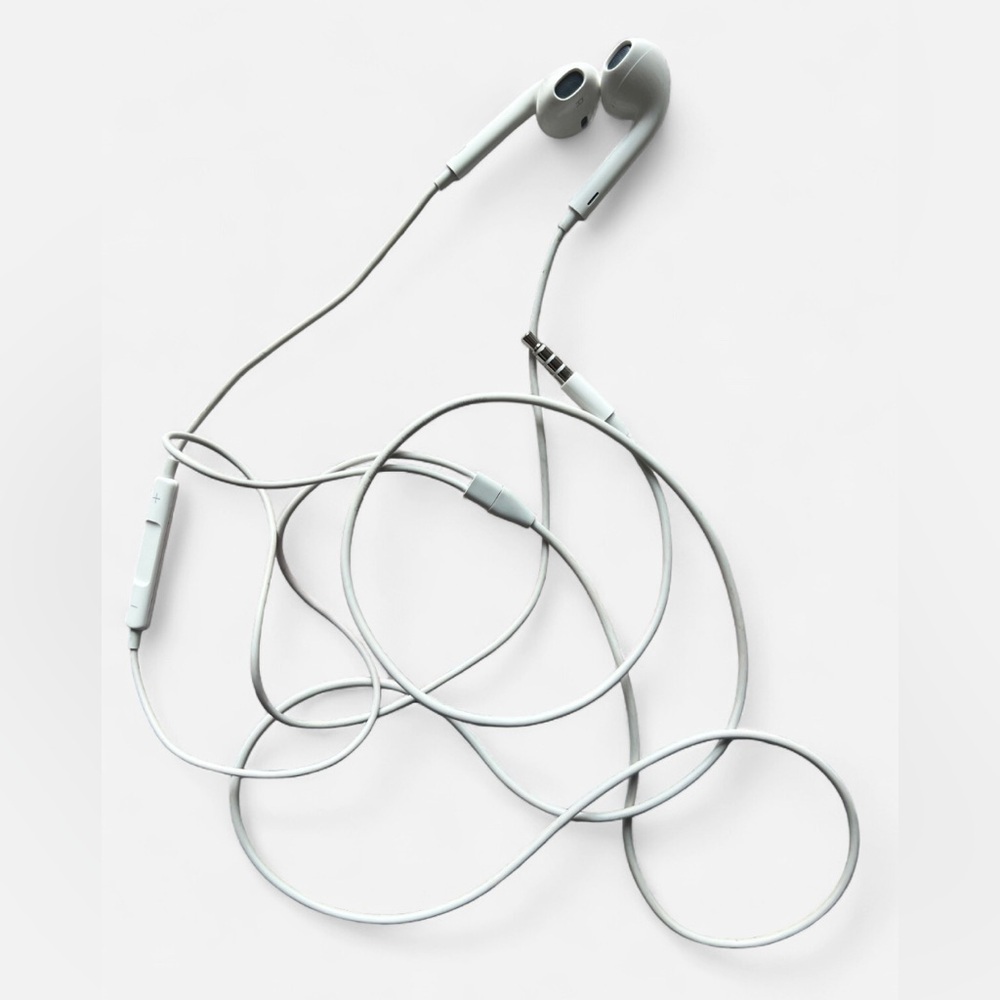 Apple Earphones with Remote and Mic for iPhone, iPod Touch, iPad (MB770G/A)